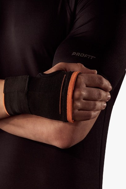 MUÑEQUERA DEPORTIVA CON DEDO LIBRE Y AJUSTE